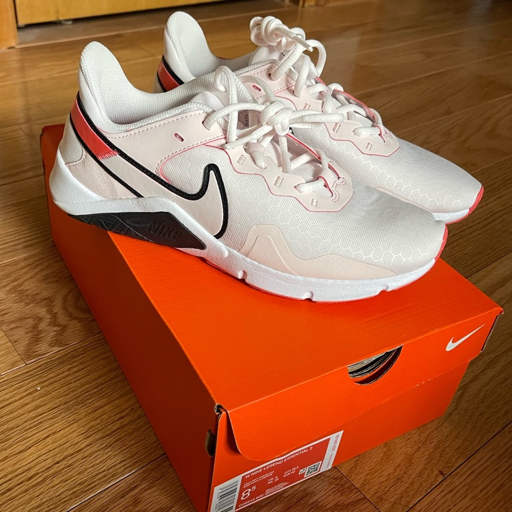 Nike Legend Essential 2 | 8.5 - Picture 3 of 8